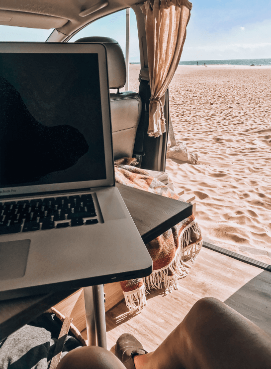 praca_zdalna_z_kampera_w_hiszpanii_laptop_na_plaży